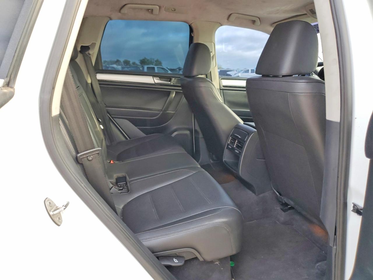 2013 VOLKSWAGEN TOUAREG photo 31