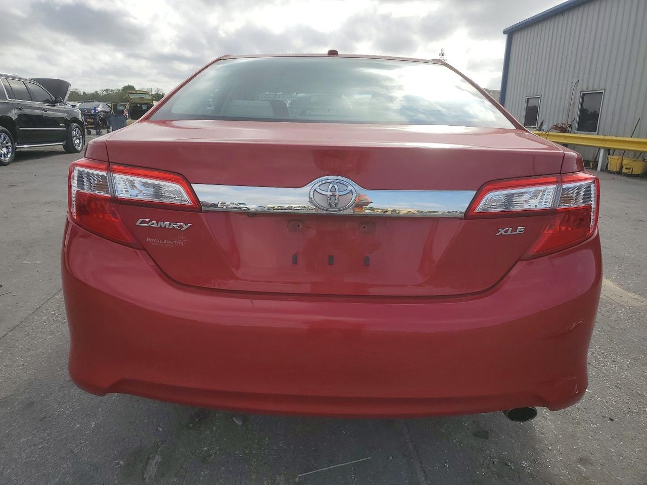 2012 TOYOTA CAMRY XLE photo 6