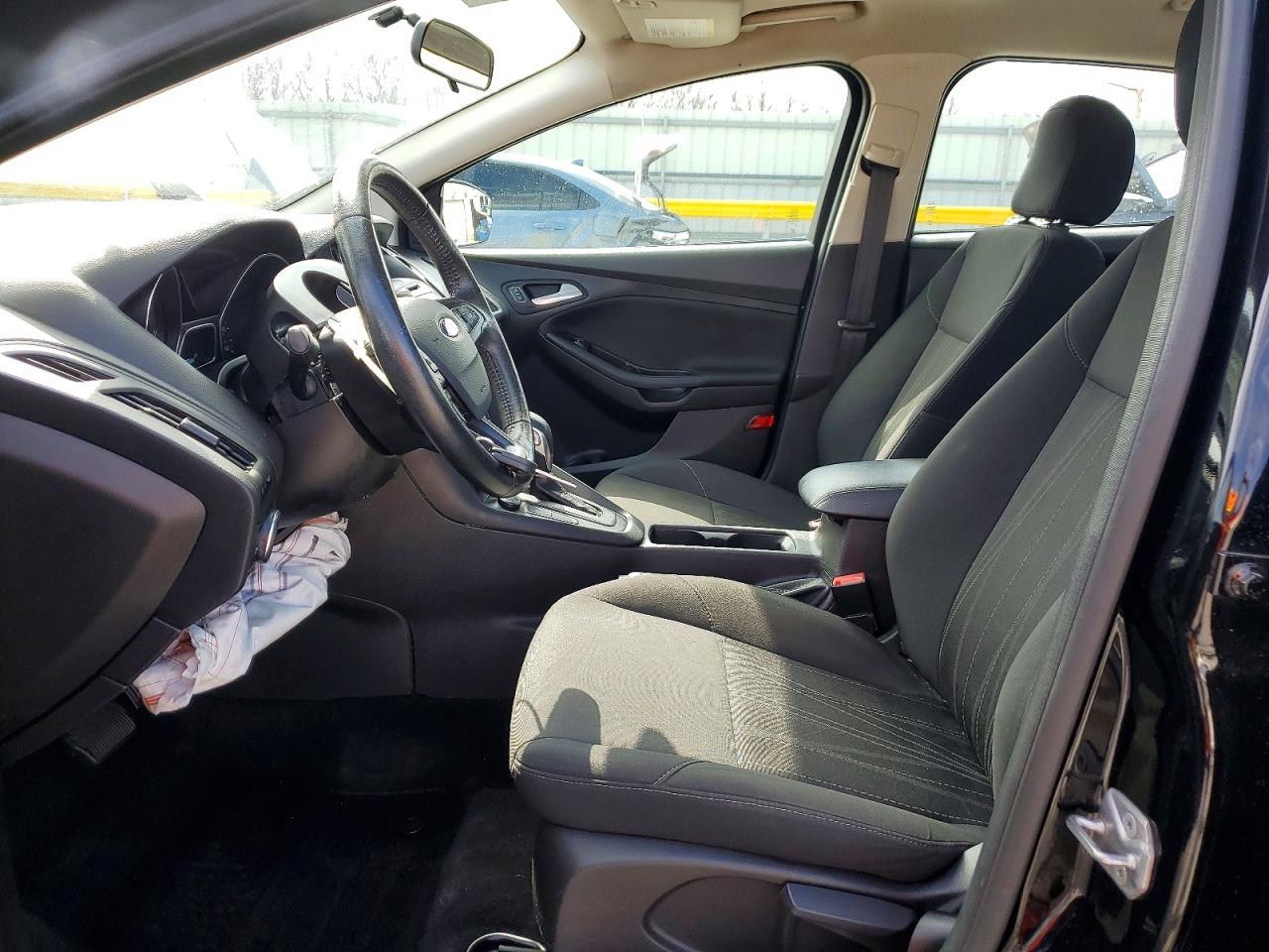 2017 FORD FOCUS SE photo 13