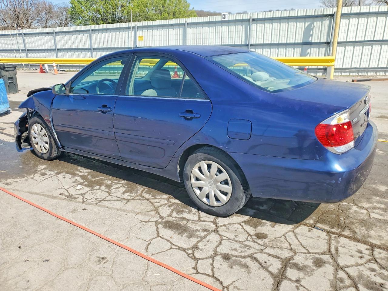 2005 TOYOTA CAMRY LE photo 3