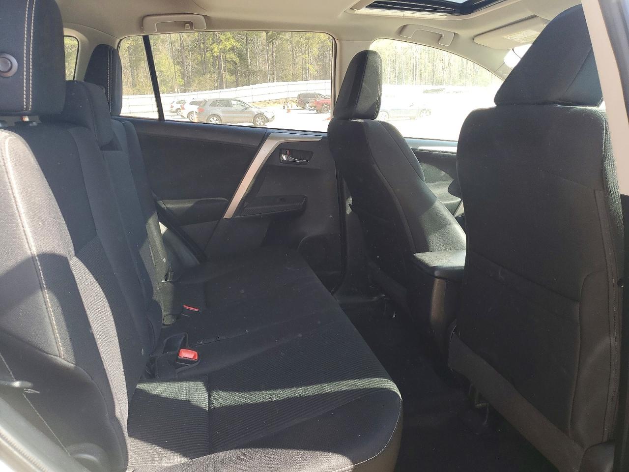2015 TOYOTA RAV4 XLE photo 19