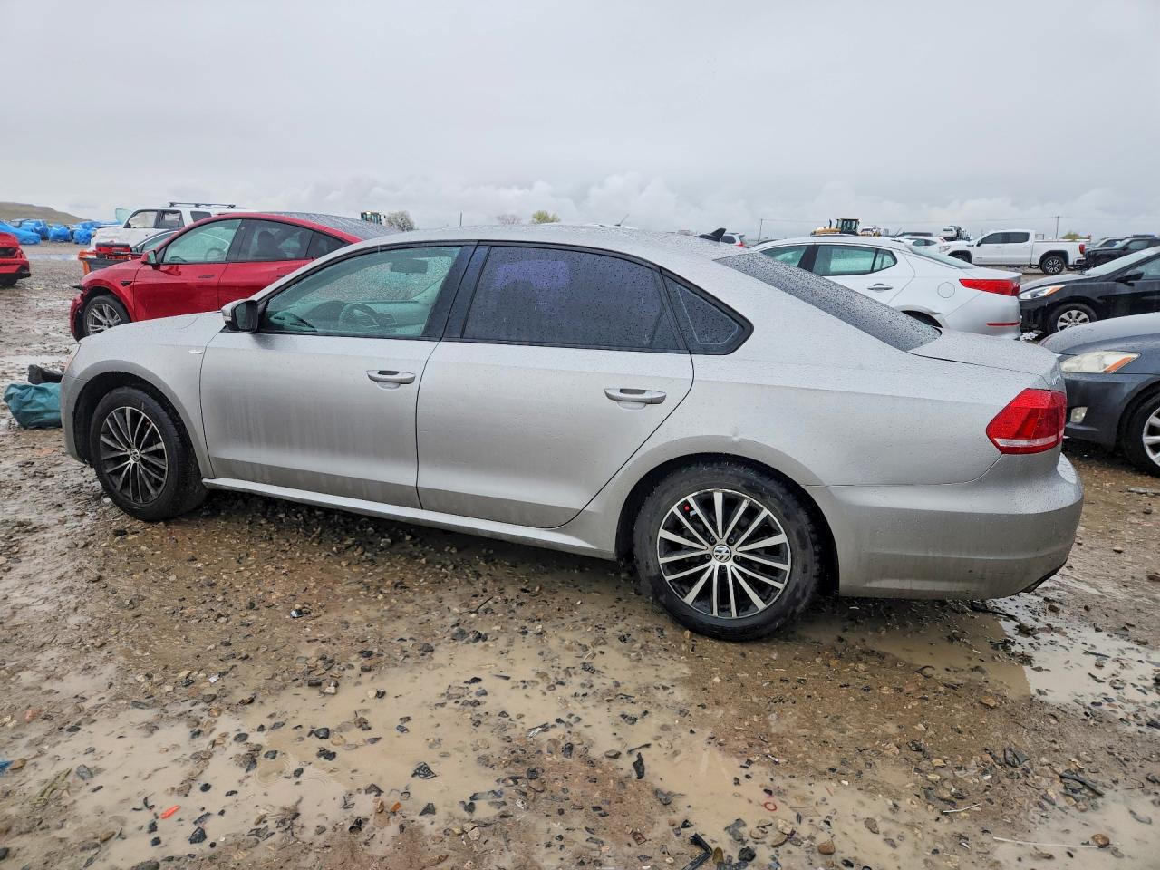 2014 VOLKSWAGEN PASSAT S photo 2