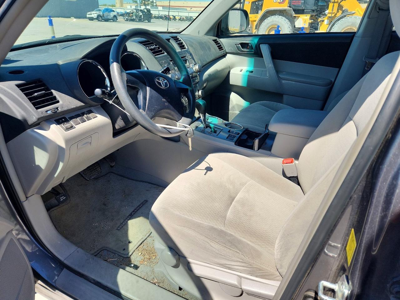2010 TOYOTA HIGHLANDER BASE photo 13