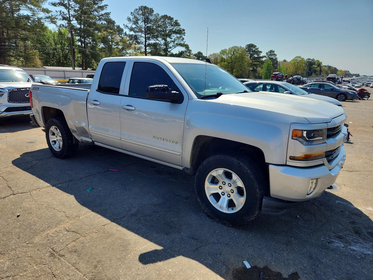 2017 CHEVROLET SILVERADO K1500 LT photo 4