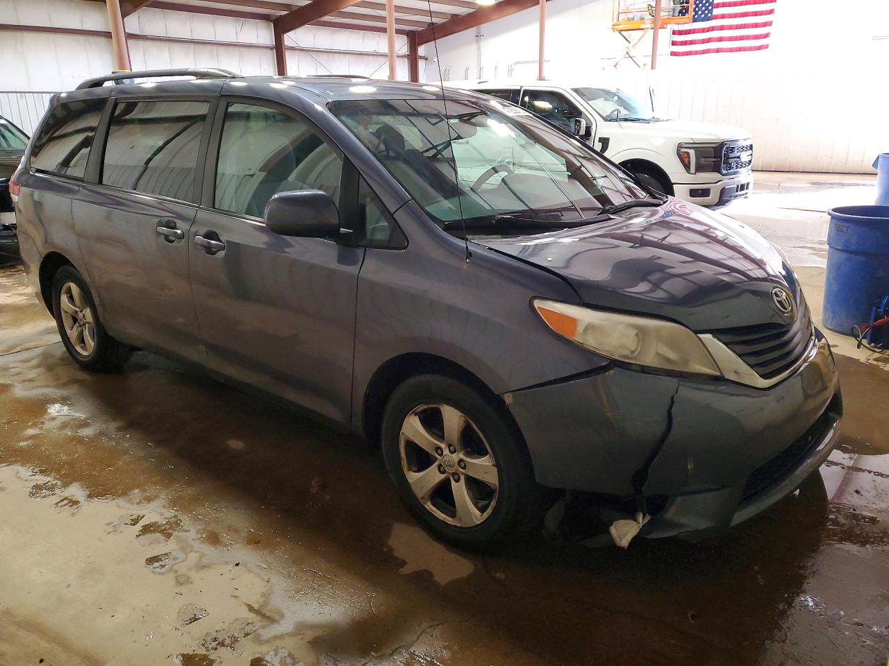 2014 TOYOTA SIENNA LE 8-PASSENGER photo 10