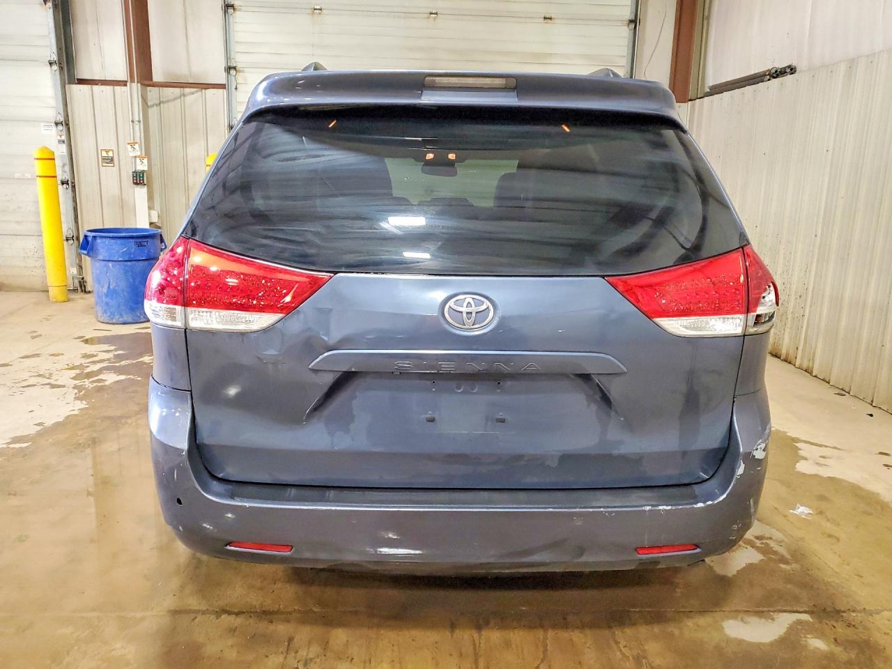 2014 TOYOTA SIENNA LE 8-PASSENGER photo 16