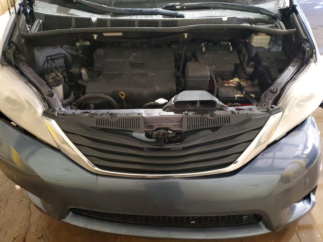 2014 TOYOTA SIENNA LE 8-PASSENGER photo 34