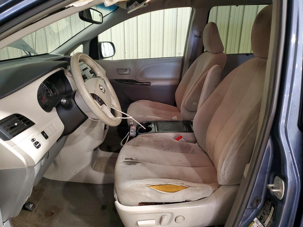 2014 TOYOTA SIENNA LE 8-PASSENGER photo 19