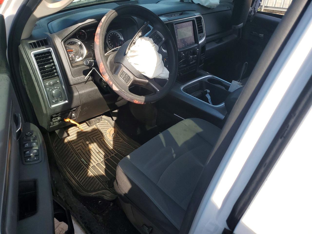 2022 RAM 1500 CLASSIC SLT photo 22