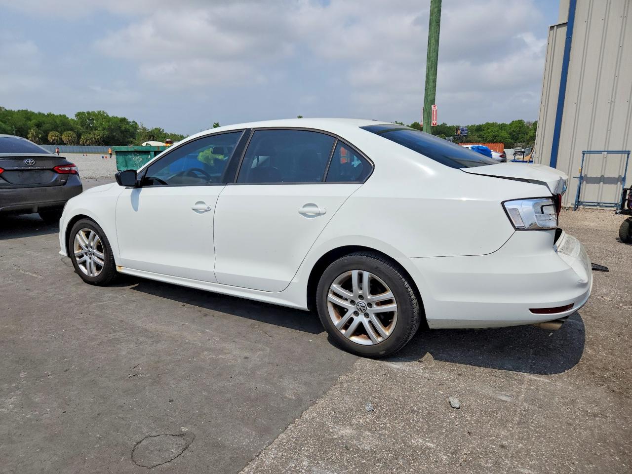 2015 VOLKSWAGEN JETTA BASE photo 2