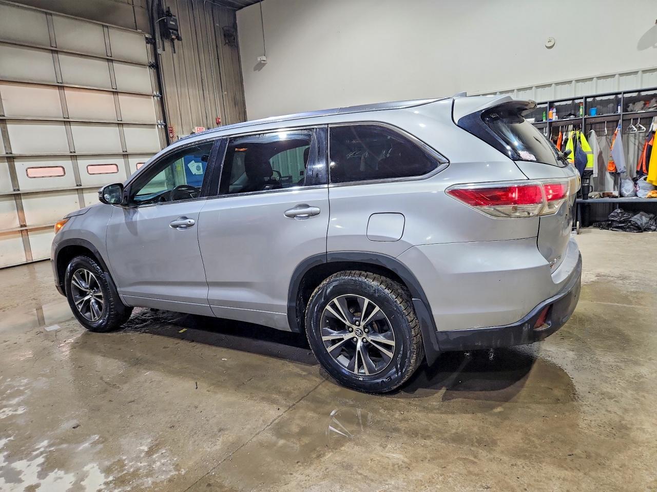 2016 TOYOTA HIGHLANDER XLE photo 3
