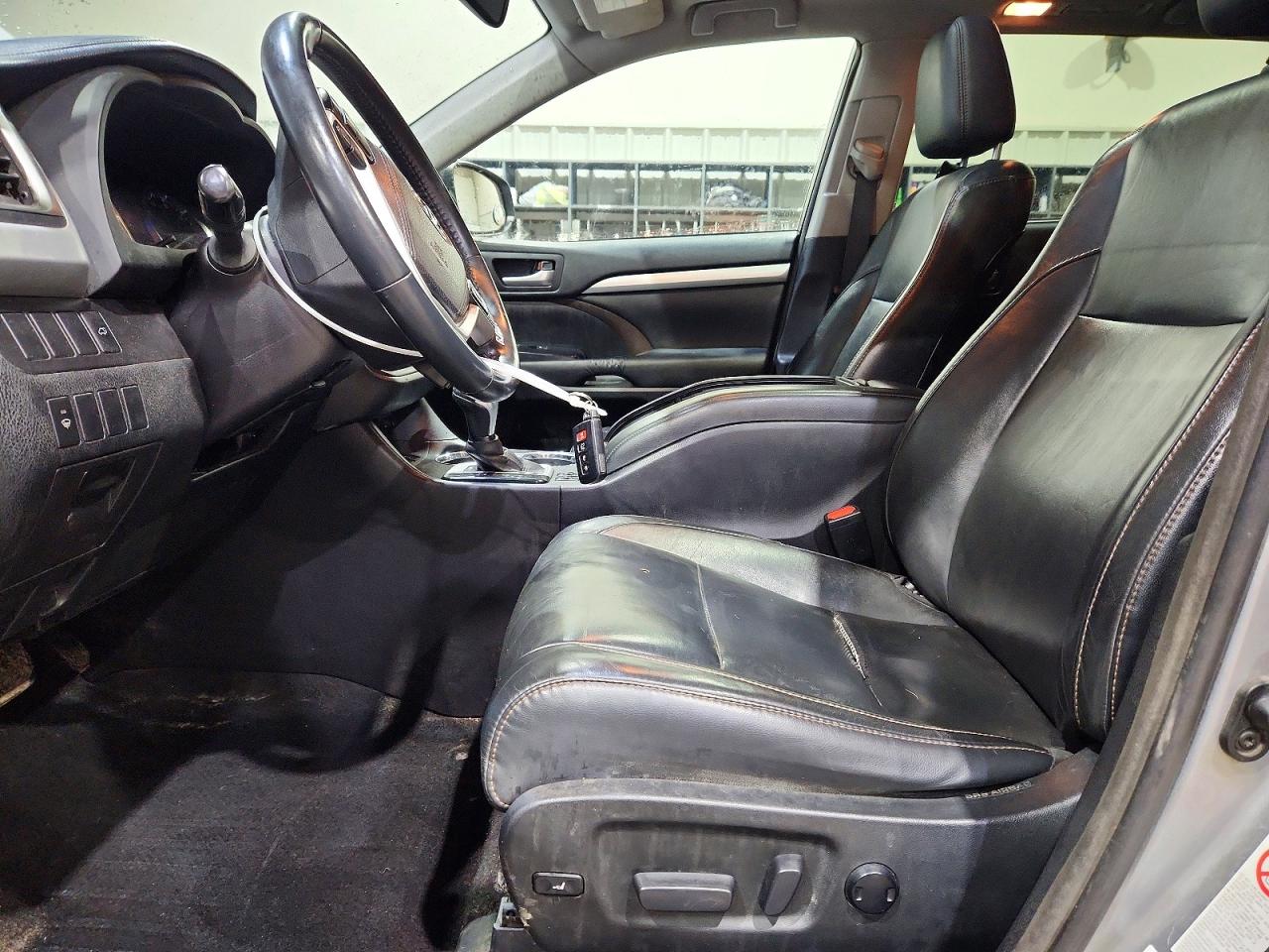2016 TOYOTA HIGHLANDER XLE photo 13