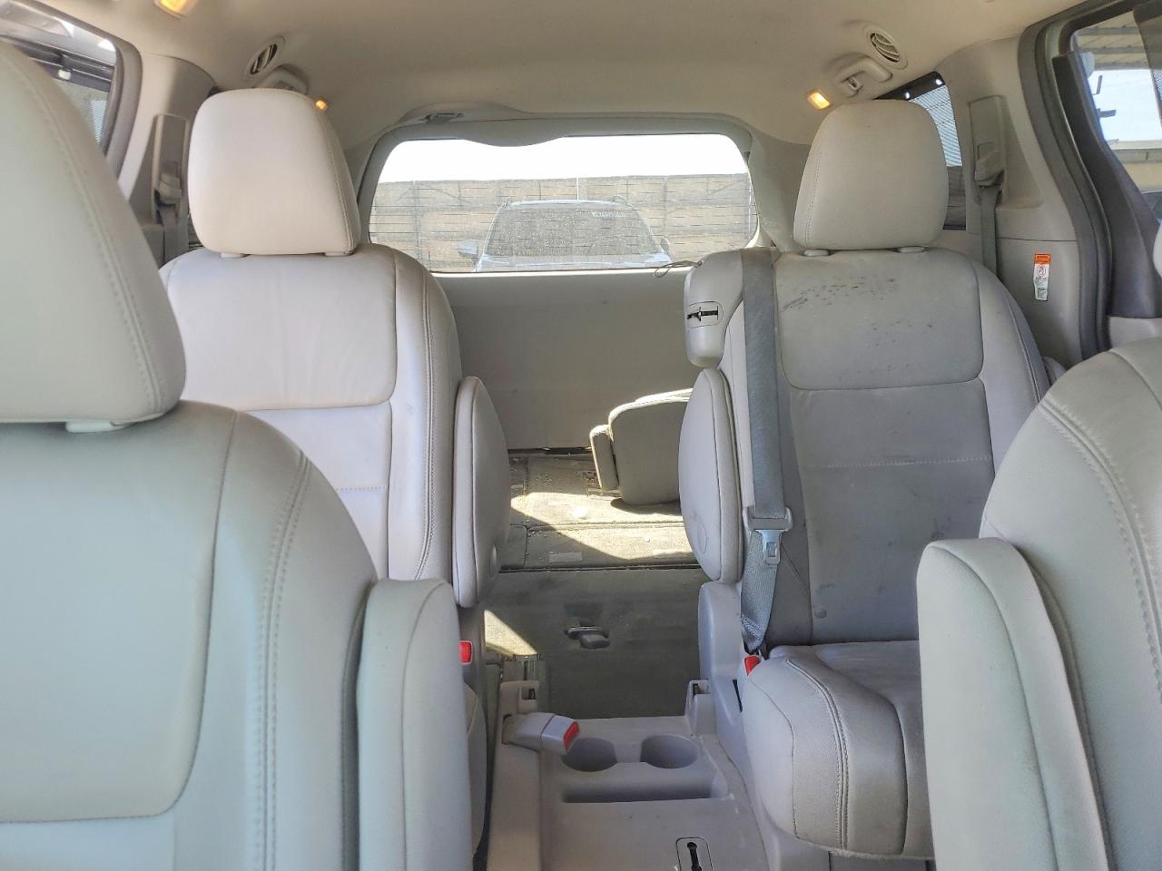 2016 TOYOTA SIENNA XLE 8-PASSENGER photo 19