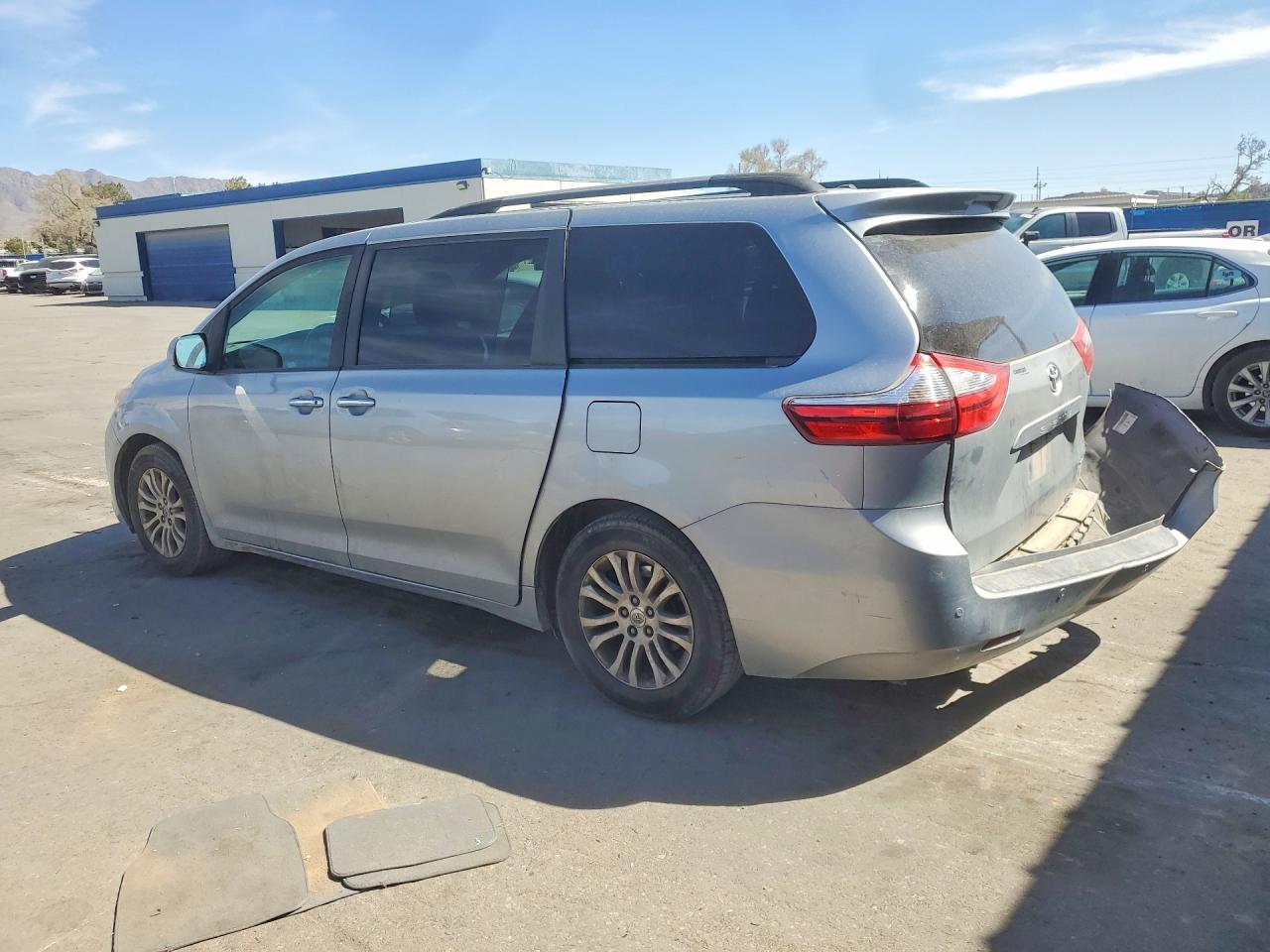 2016 TOYOTA SIENNA XLE 8-PASSENGER photo 3