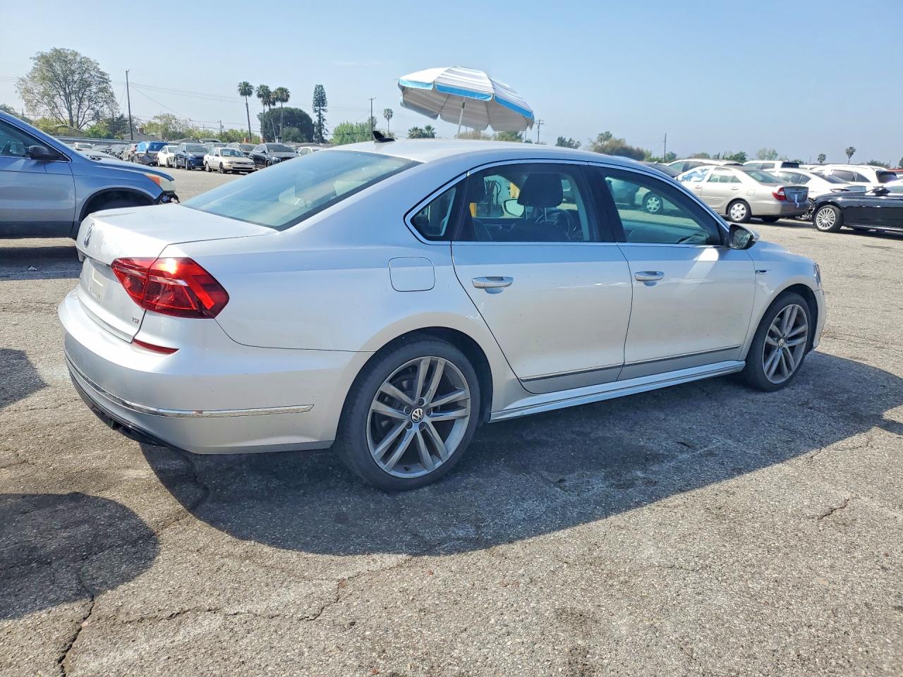 2017 VOLKSWAGEN PASSAT R-LINE photo 5