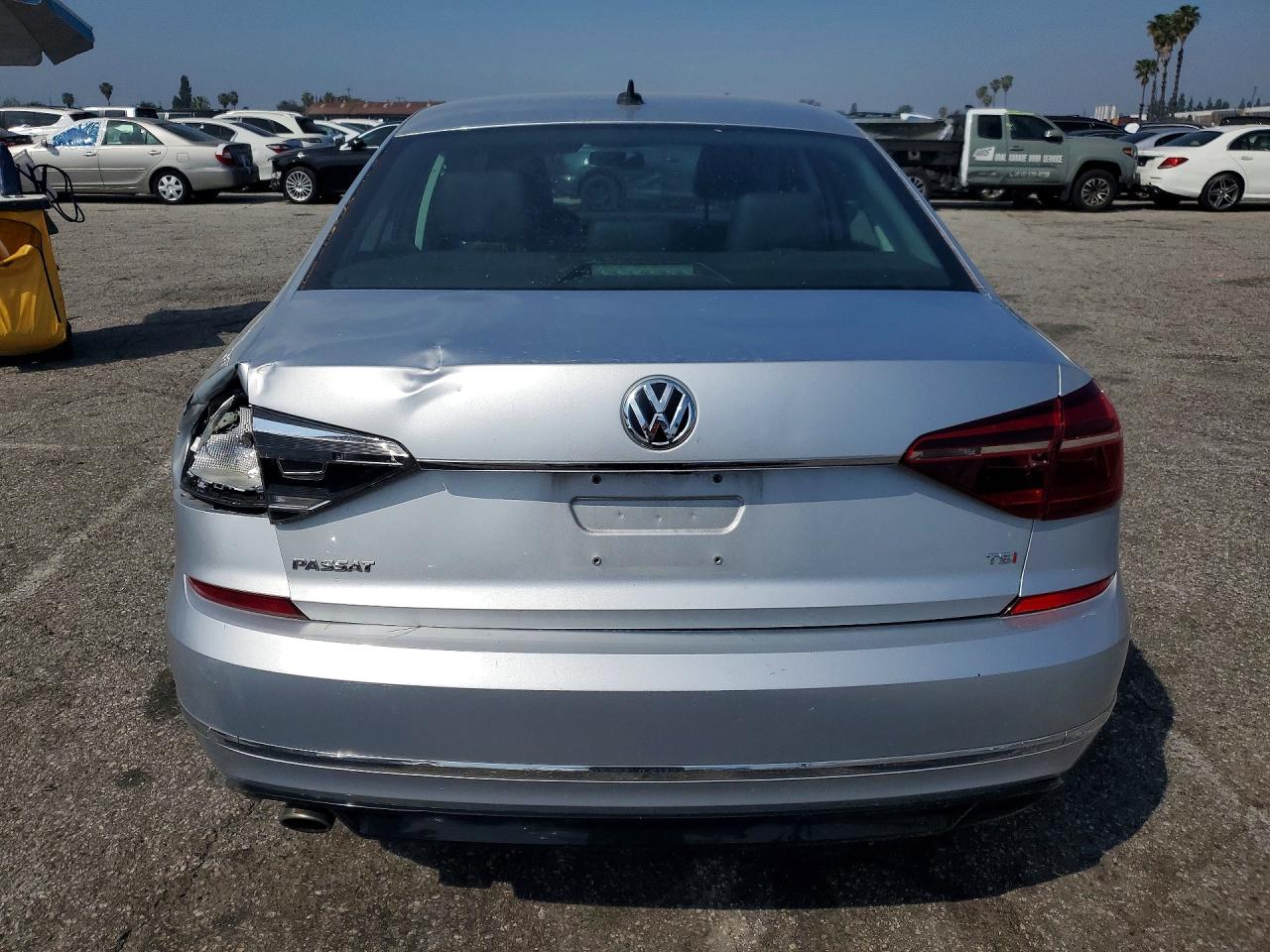 2017 VOLKSWAGEN PASSAT R-LINE photo 11