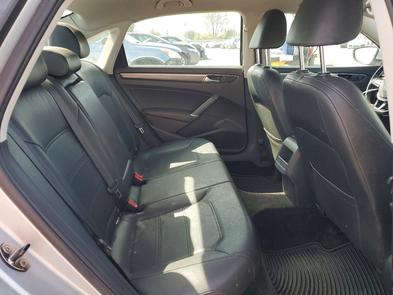 2017 VOLKSWAGEN PASSAT R-LINE photo 19