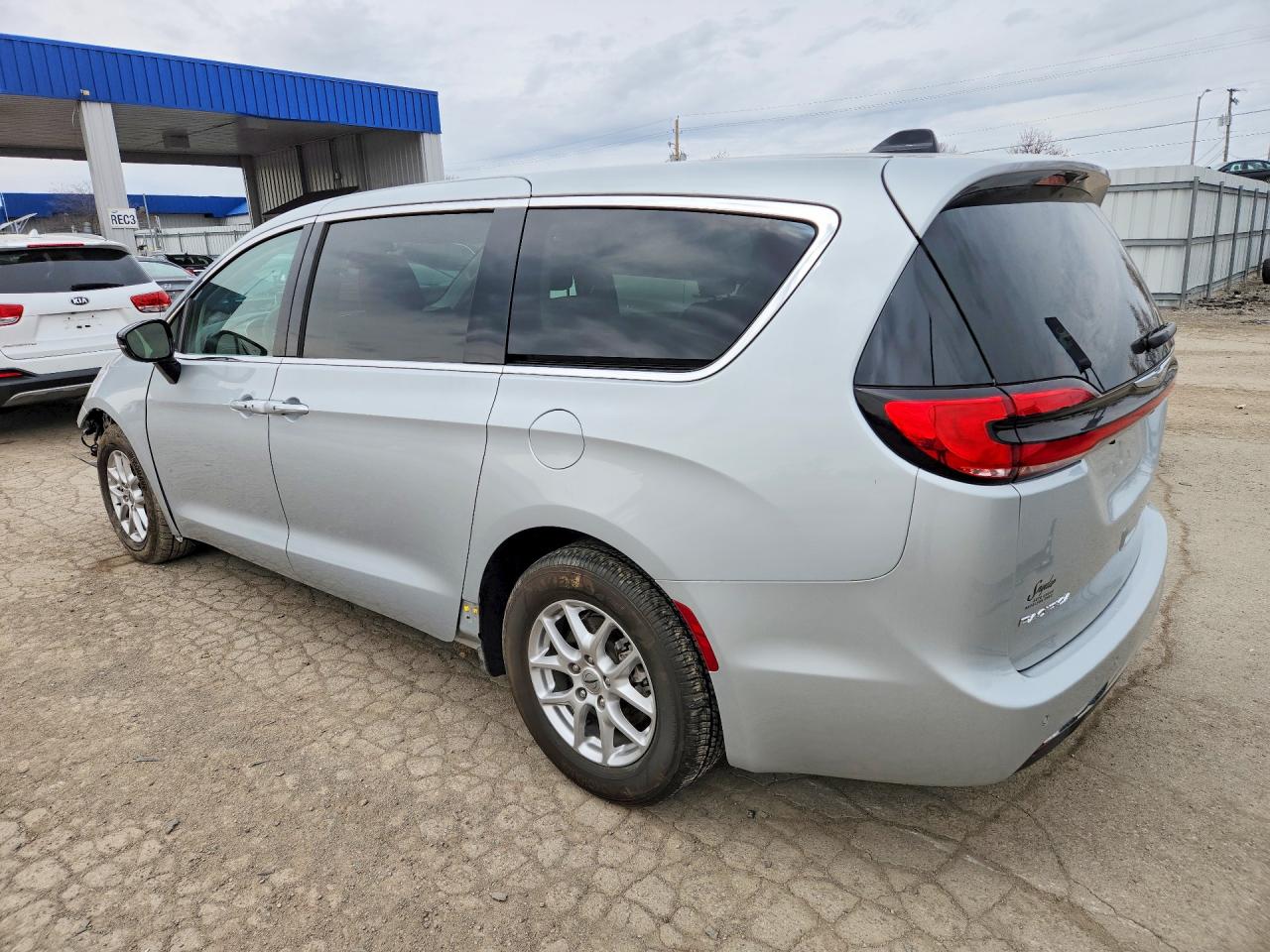 2024 CHRYSLER PACIFICA TOURING L photo 3