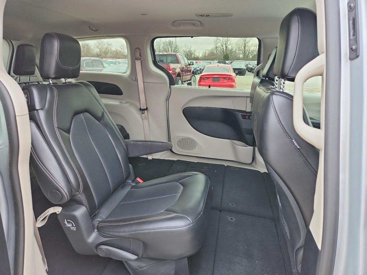 2024 CHRYSLER PACIFICA TOURING L photo 21