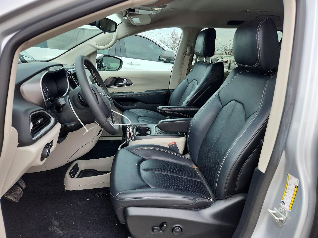 2024 CHRYSLER PACIFICA TOURING L photo 13