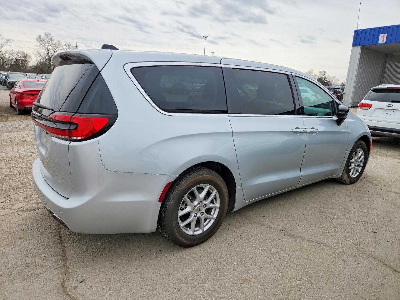2024 CHRYSLER PACIFICA TOURING L photo 5