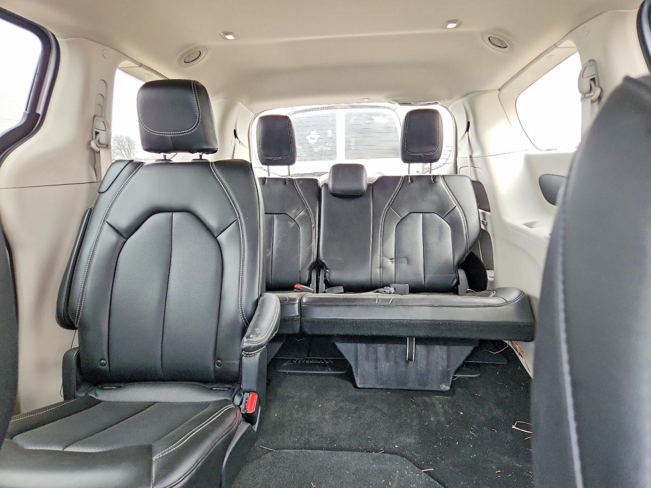 2024 CHRYSLER PACIFICA TOURING L photo 19