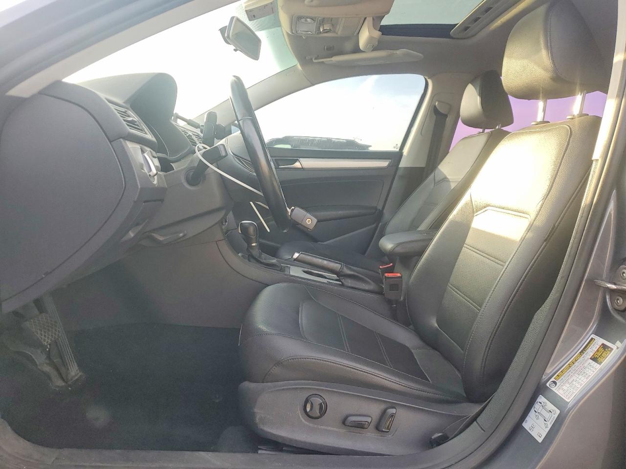 2019 VOLKSWAGEN PASSAT photo 13