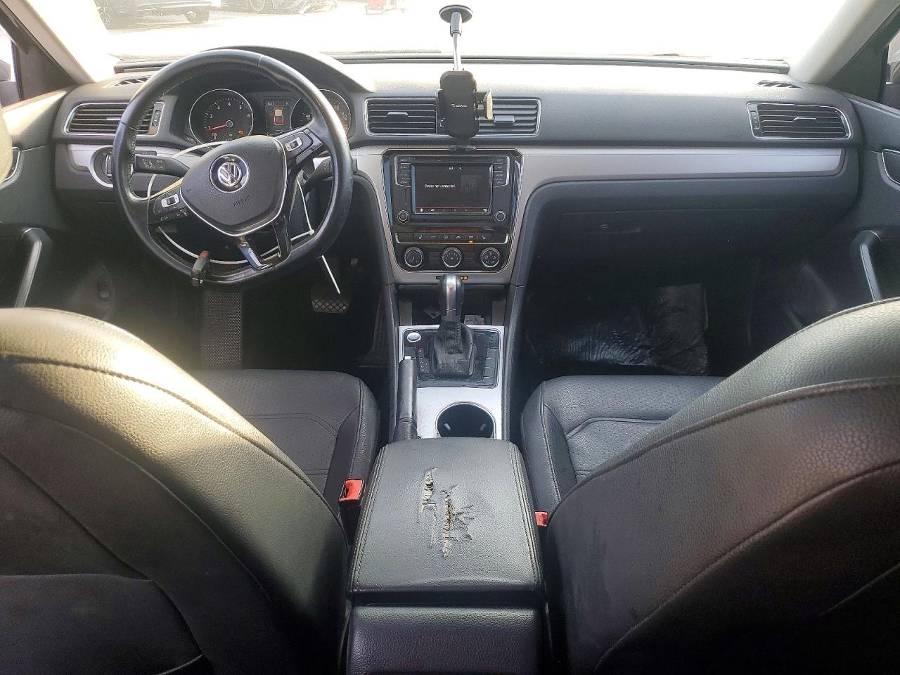 2019 VOLKSWAGEN PASSAT photo 15