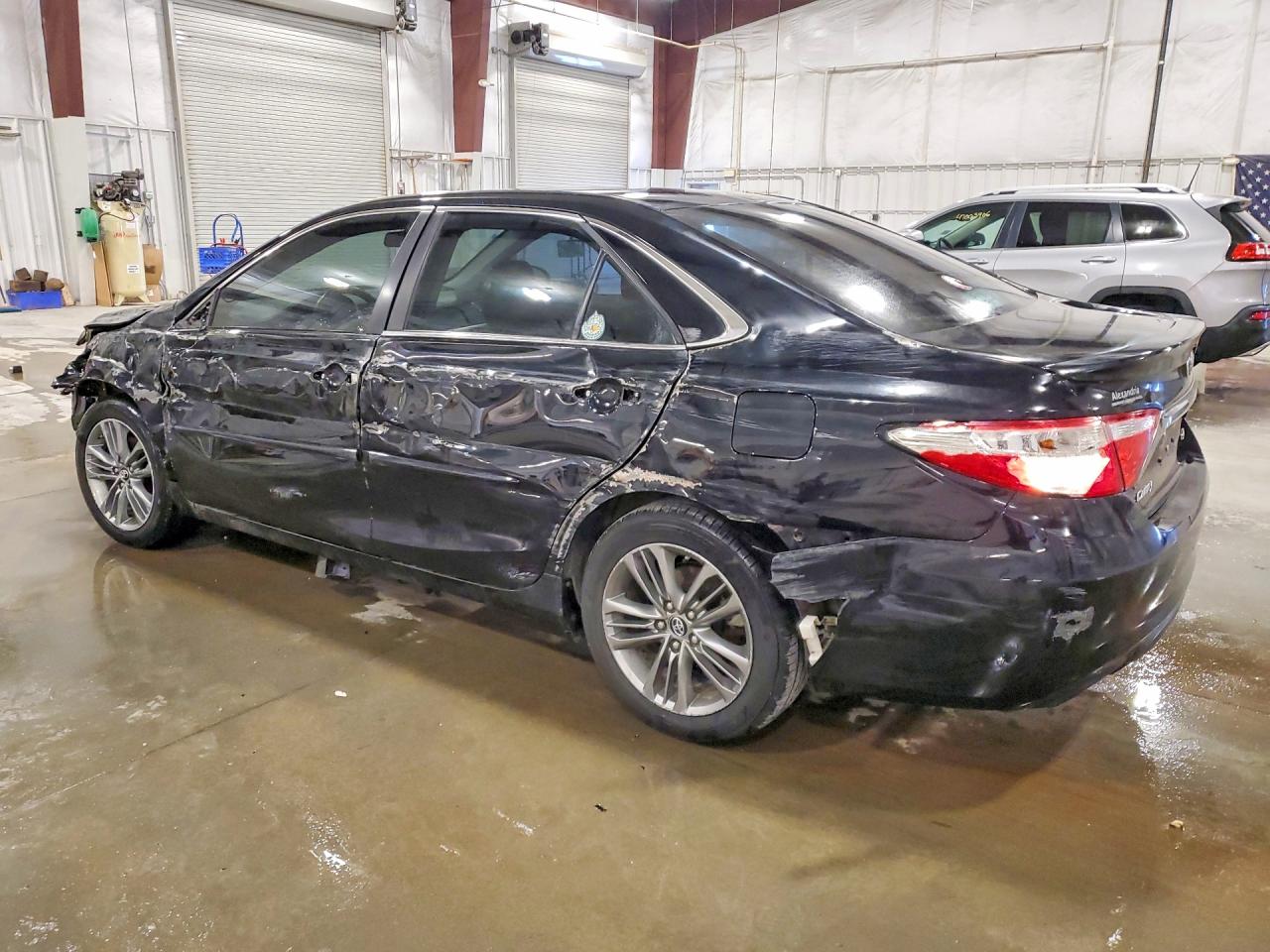 2017 TOYOTA CAMRY SE photo 4