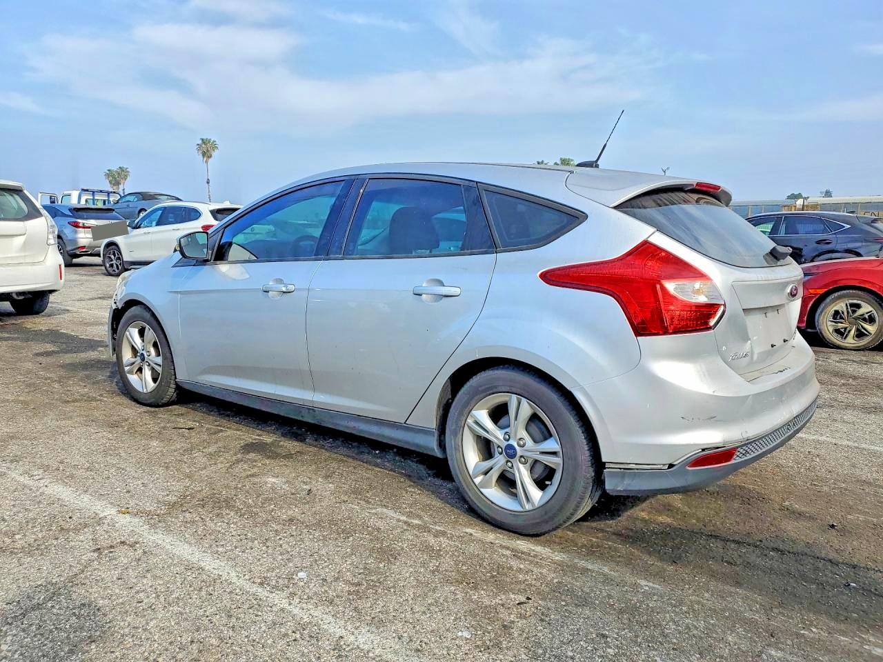 2014 FORD FOCUS SE photo 4
