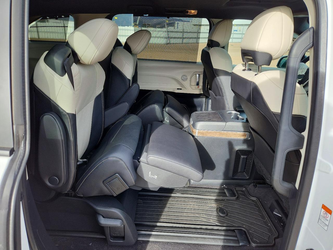 2025 TOYOTA SIENNA PLATINUM 7-PASSENGER photo 21