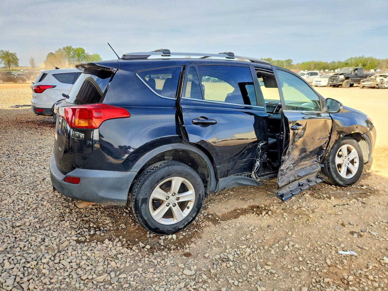 2014 TOYOTA RAV4 XLE photo 3