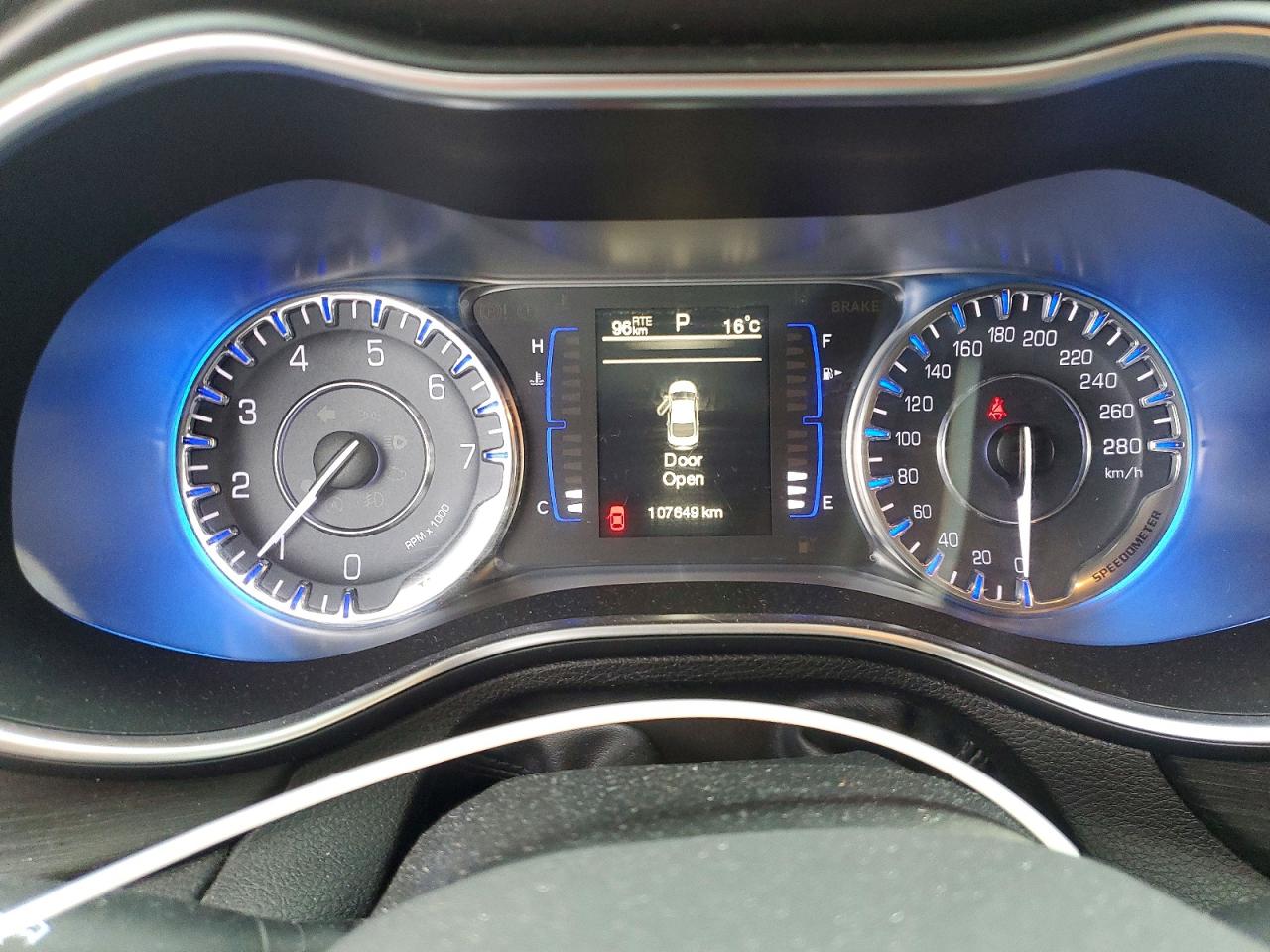 2015 CHRYSLER 200 LX photo 9