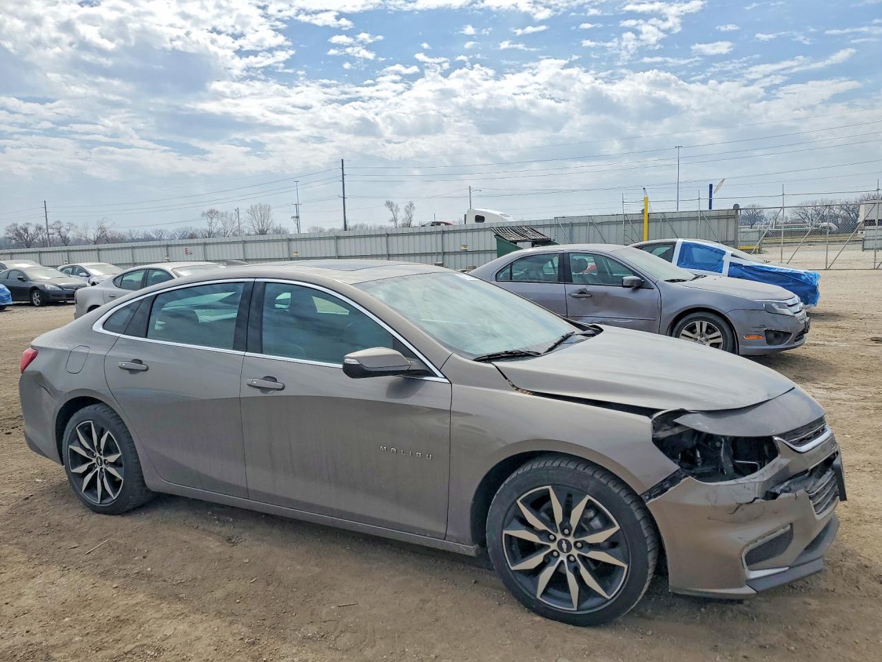 2017 CHEVROLET MALIBU LT photo 4