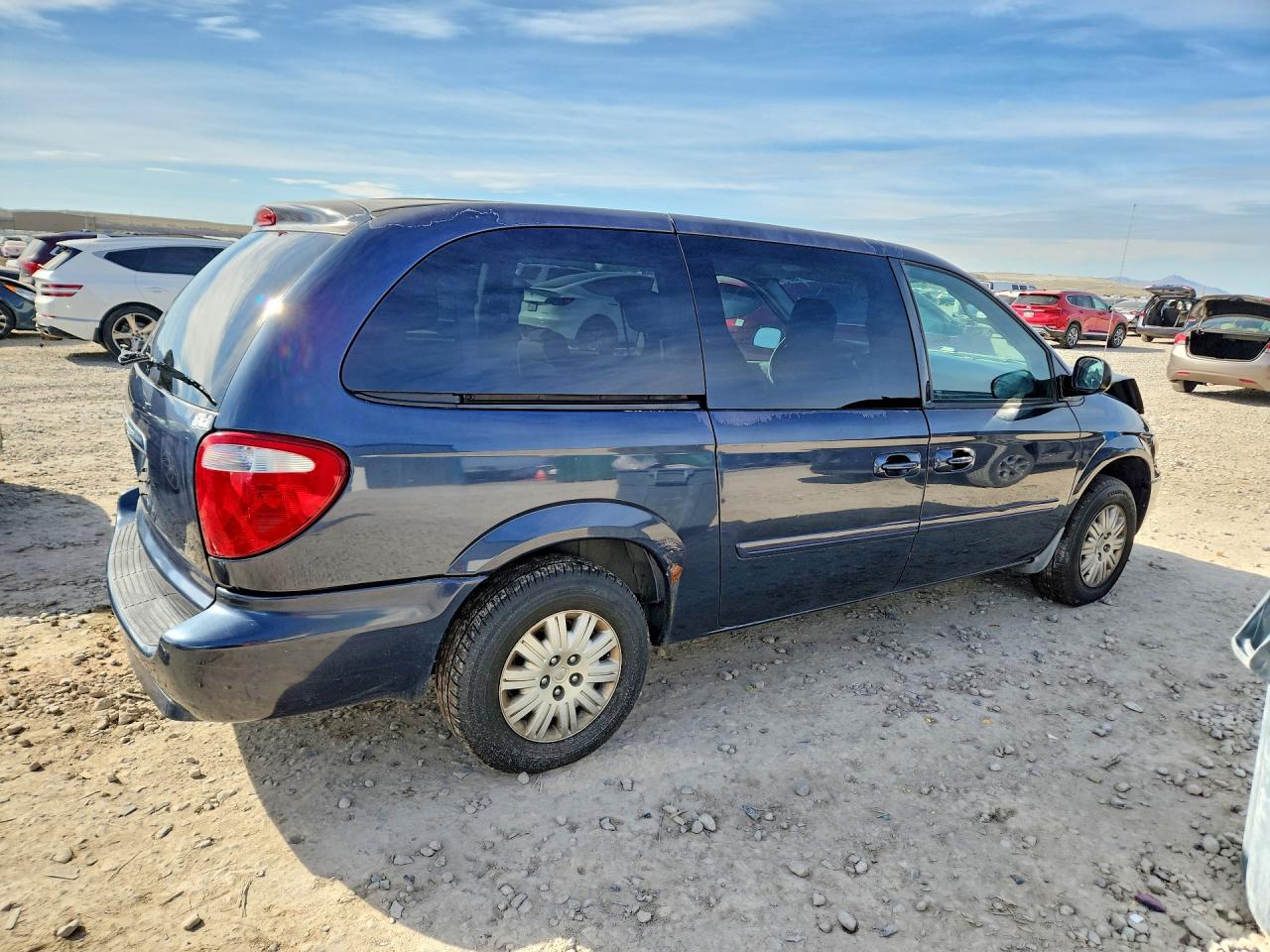 2007 CHRYSLER TOWN & COUNTRY LX photo 3