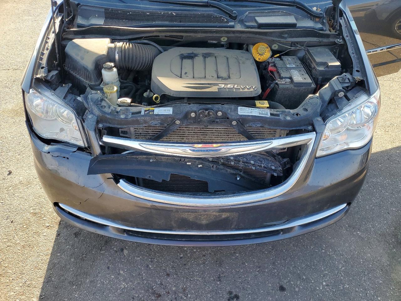 2015 CHRYSLER TOWN & COUNTRY TOURING L photo 12
