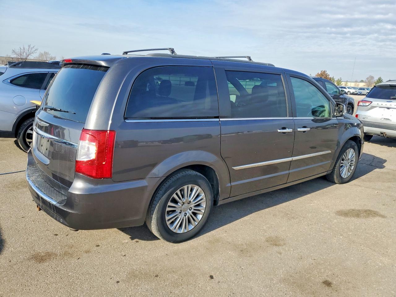 2015 CHRYSLER TOWN & COUNTRY TOURING L photo 3