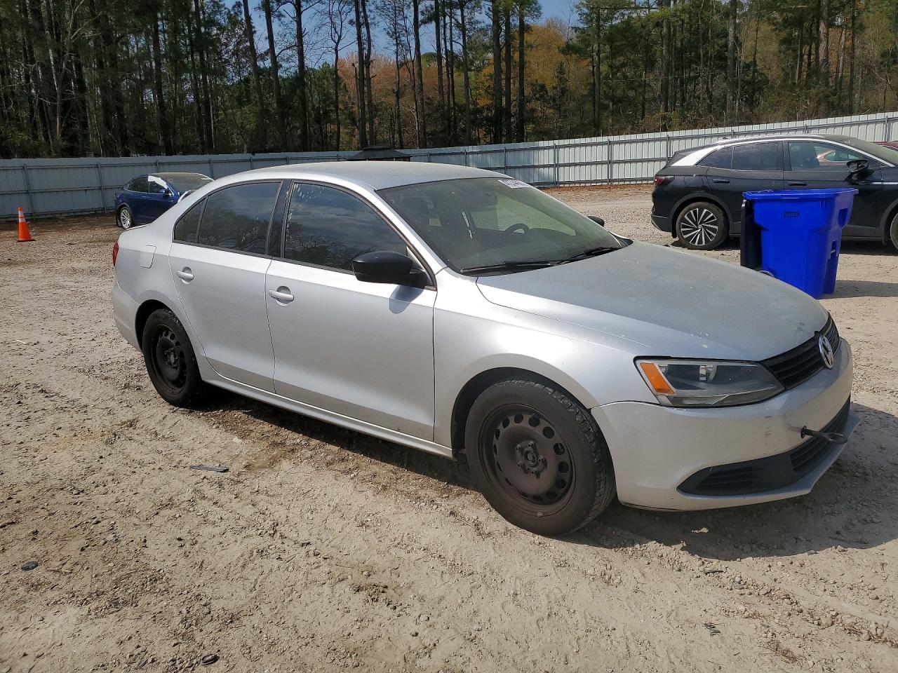 2013 VOLKSWAGEN JETTA BASE photo 4