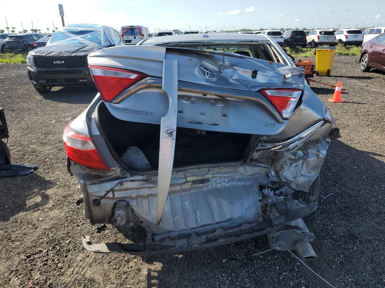 2015 TOYOTA CAMRY LE photo 6