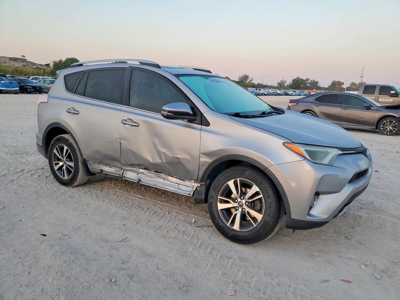 2016 TOYOTA RAV4 XLE photo 10