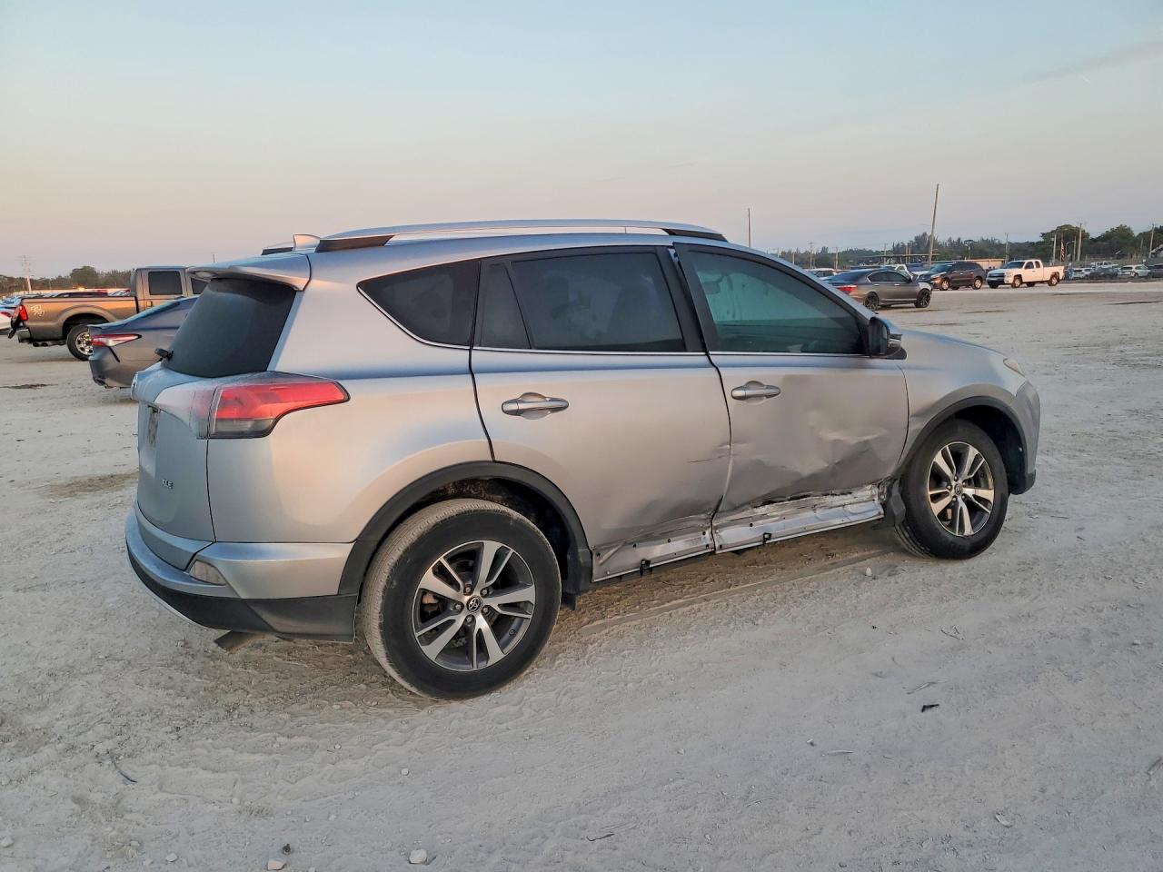 2016 TOYOTA RAV4 XLE photo 7