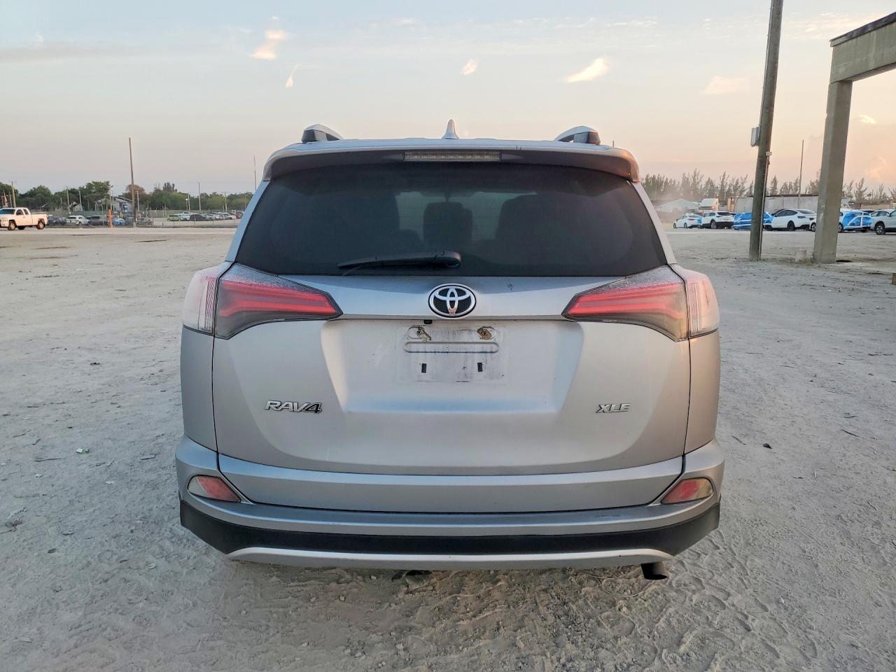2016 TOYOTA RAV4 XLE photo 16
