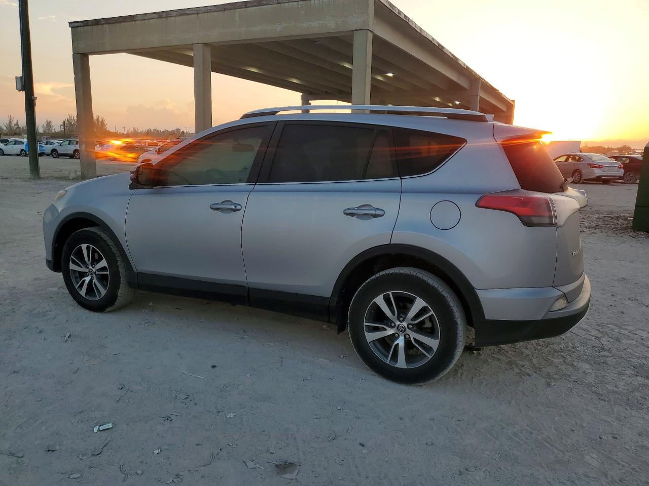 2016 TOYOTA RAV4 XLE photo 4