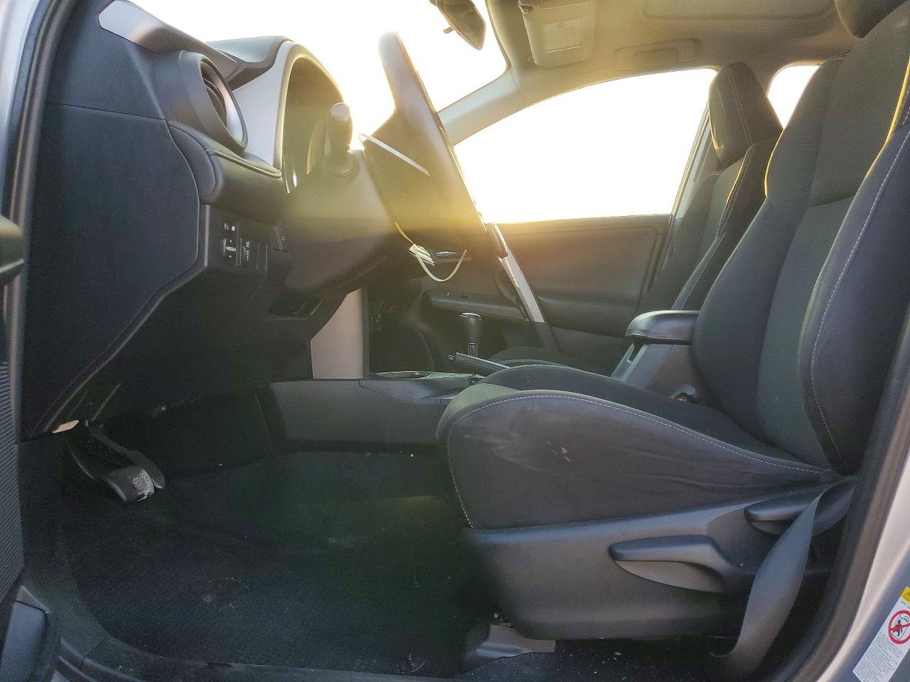 2016 TOYOTA RAV4 XLE photo 19