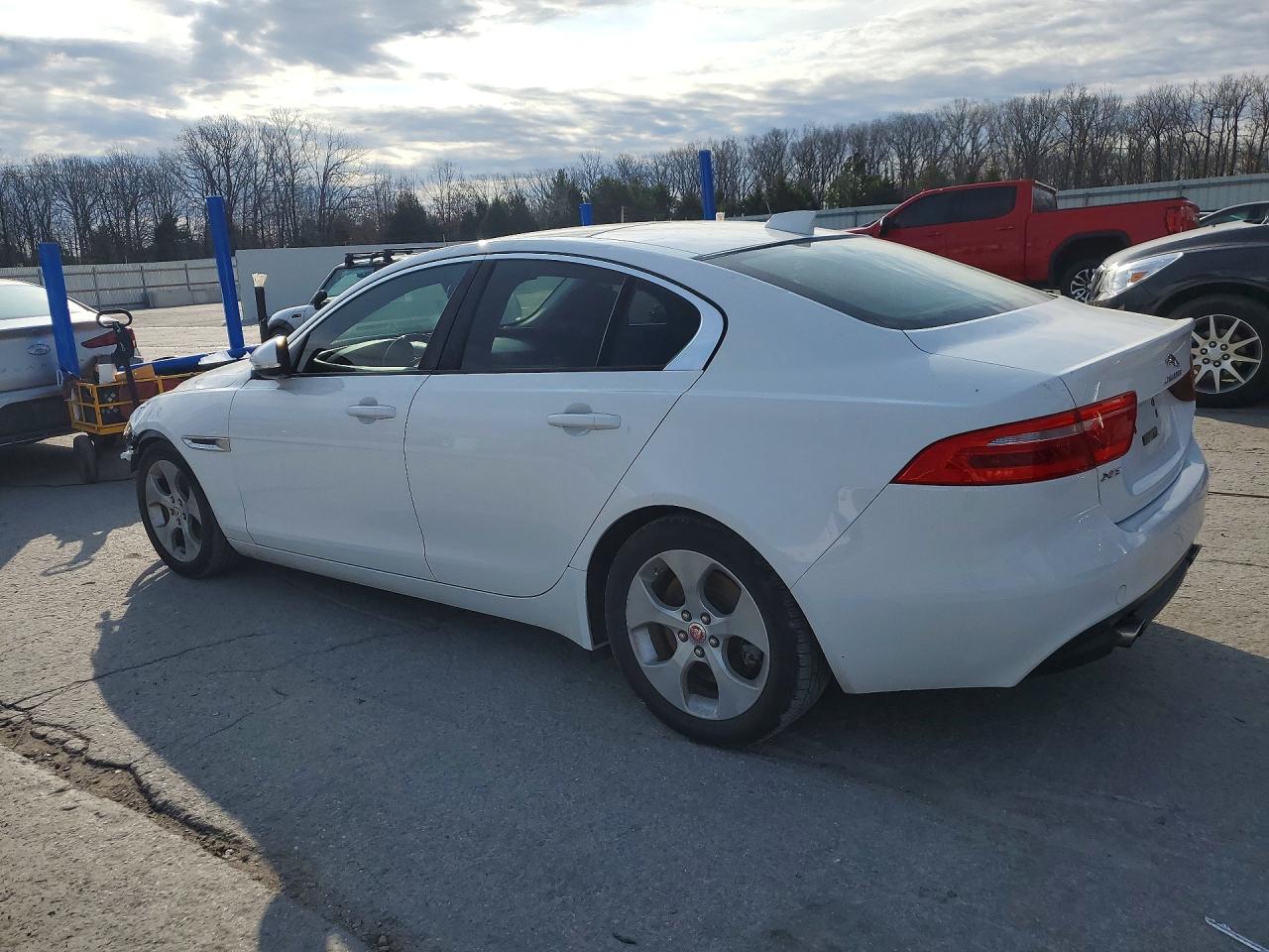 2017 JAGUAR XE photo 3