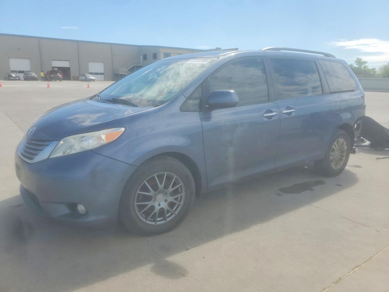 2016 TOYOTA SIENNA