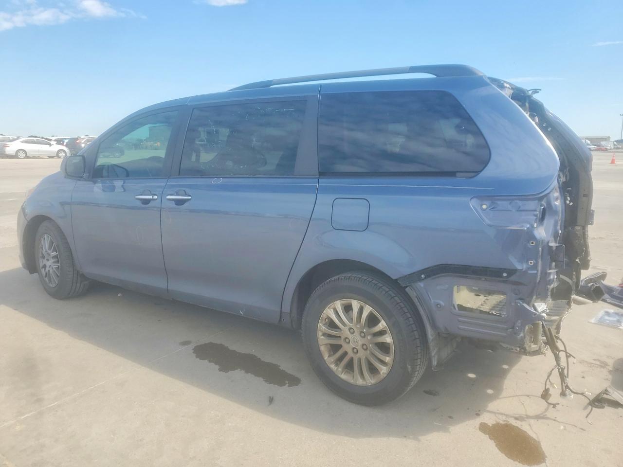 2016 TOYOTA SIENNA XLE 8-PASSENGER photo 3
