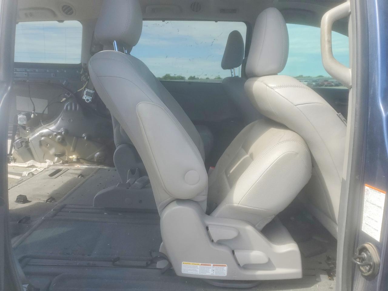 2016 TOYOTA SIENNA XLE 8-PASSENGER photo 21
