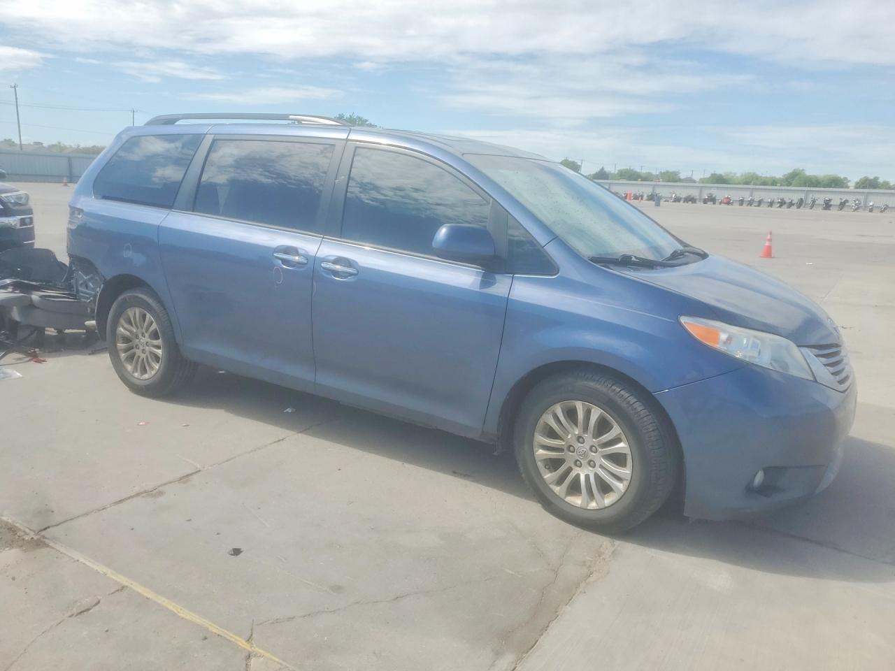 2016 TOYOTA SIENNA XLE 8-PASSENGER photo 7