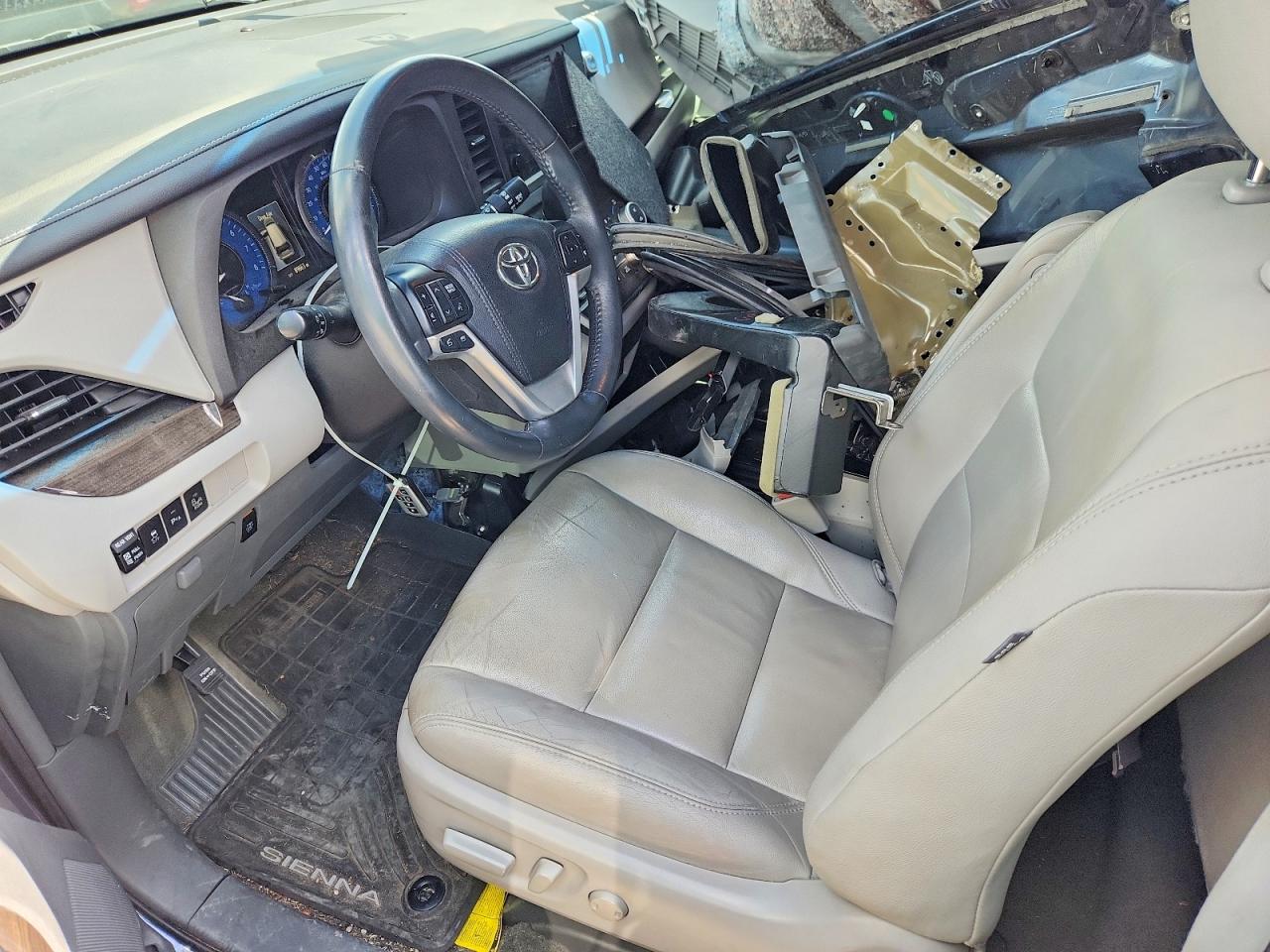 2016 TOYOTA SIENNA XLE 8-PASSENGER photo 13
